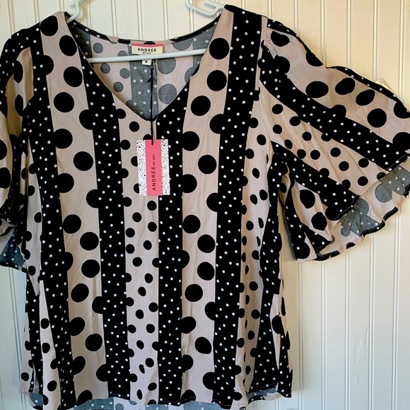 ANDREE BY UNIT Tops - ANDREE by unit (Med) (NWT) Black, Beige & White Design, V-neck w/belled sleeves